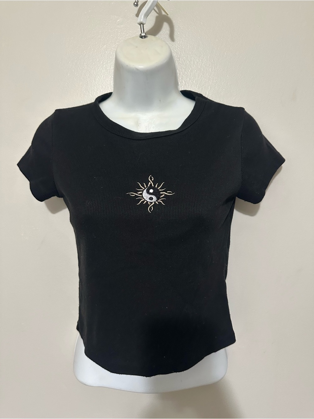 Faded Rose Black Yin‑Yang Sun Baby Tee Size L (Juniors) Ribbed Stretch Top